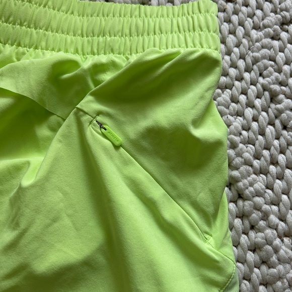 Athleta Mesh Racer Run 4” short NWT - Picture 4 of 5